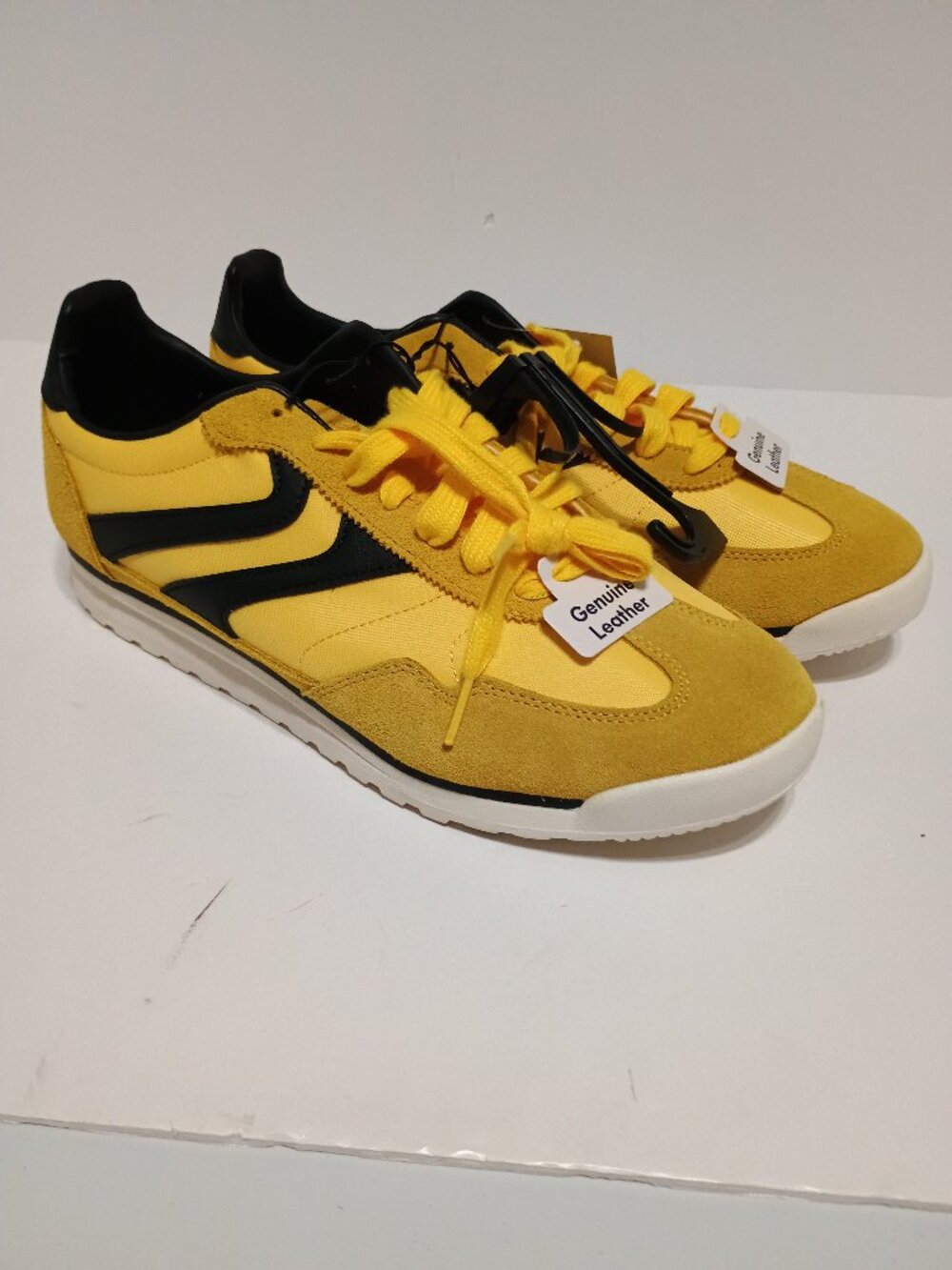 NWT No Boundaries Men’s 10.5 Yellow Black Suede Leather Slim Retro Sneakers